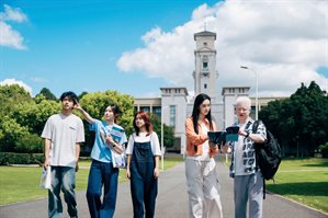 5人钟楼前