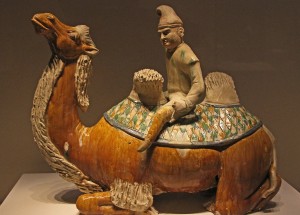 Beijing-Nationalmuseum-44-Keramikkamel_mit_Hu-Figur-Tang-2012-gje1