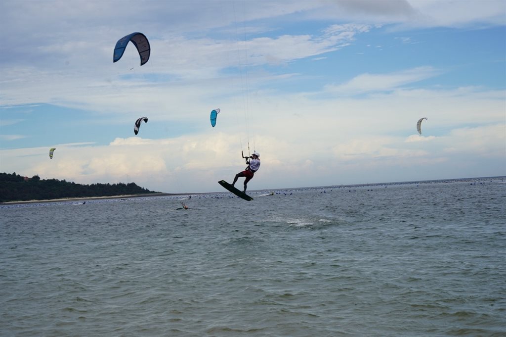 Kitesurfing