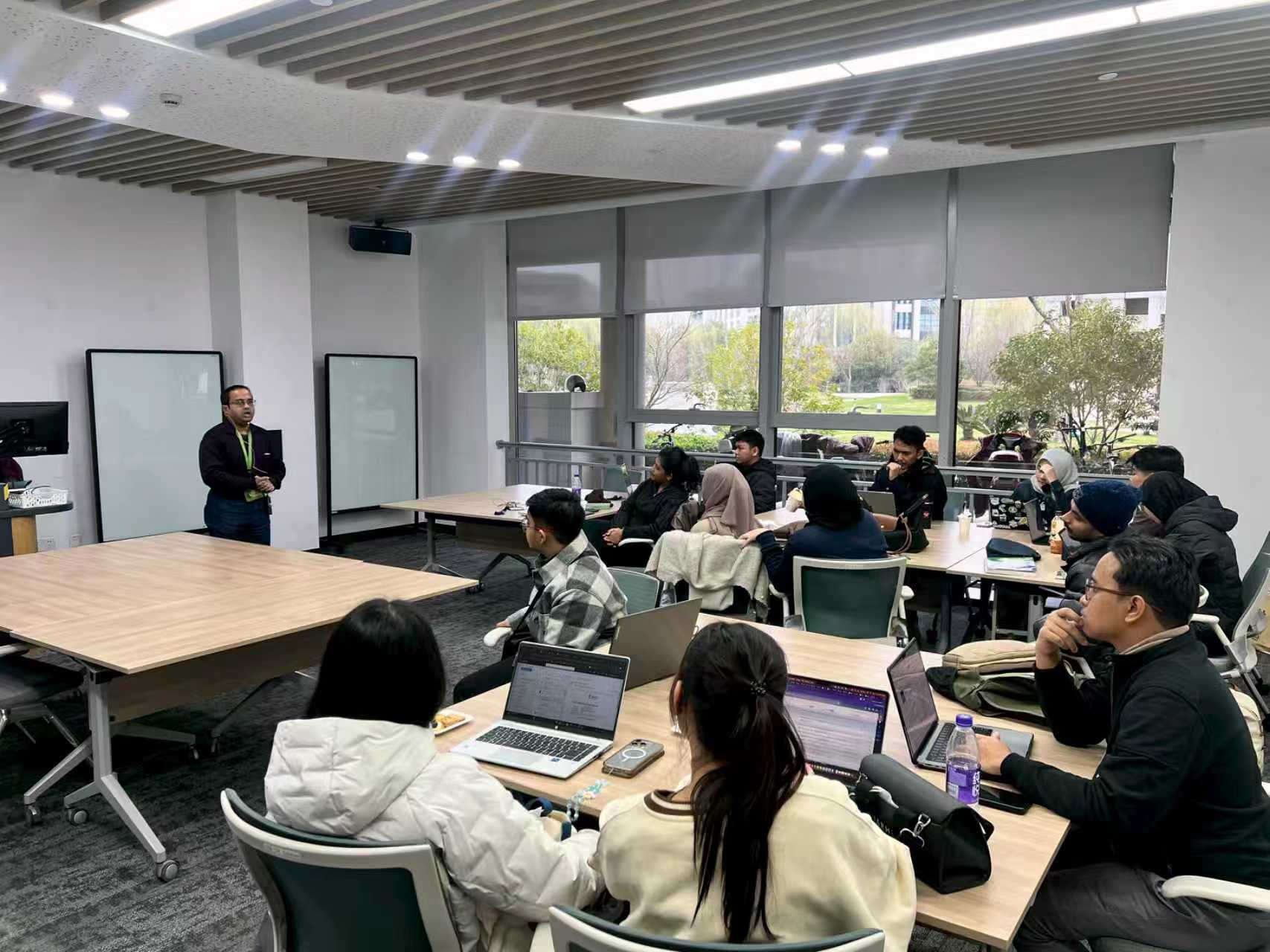 example image alt text