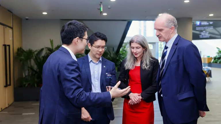 example image alt text