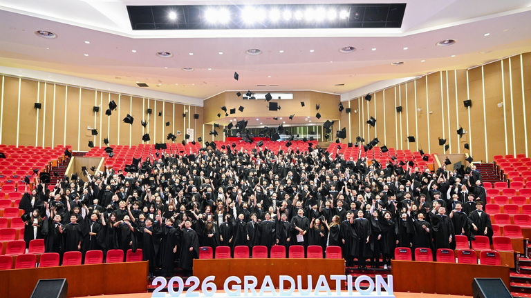 summer graduation ceremony image8