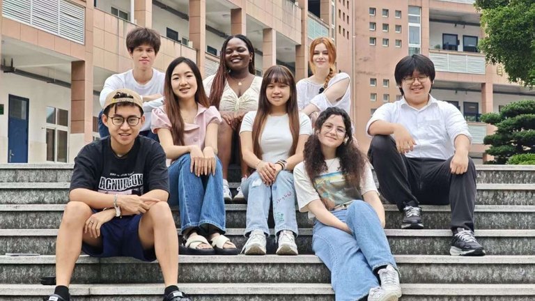 UNNC students bring the world to rural classrooms. image1