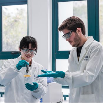 students chemistry 1000x666